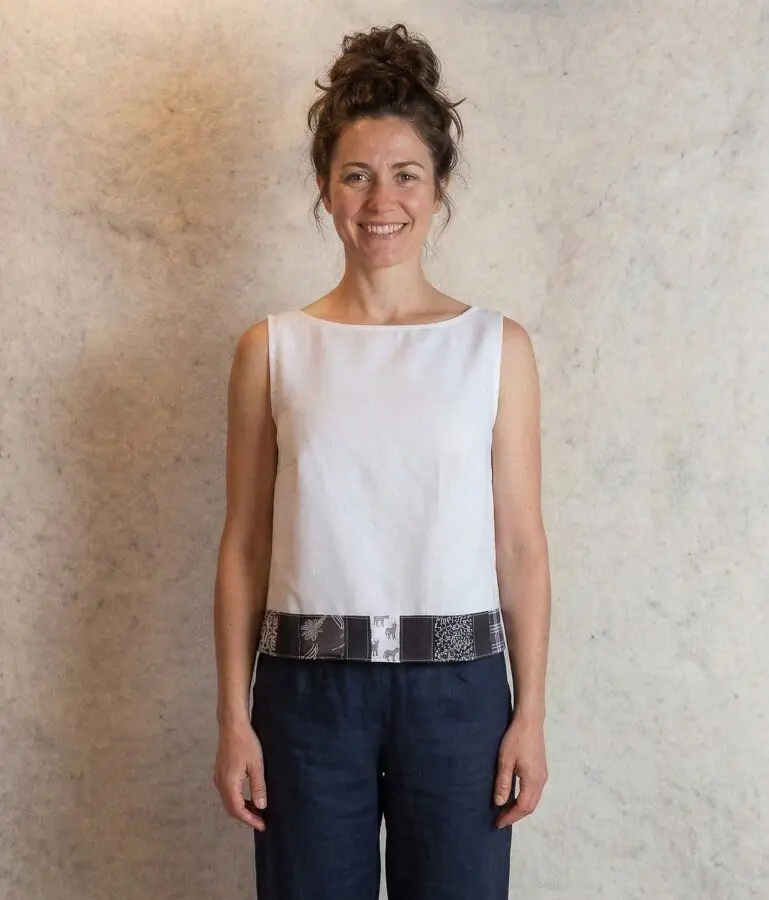 Haut blanc avec bande patchwork décorative