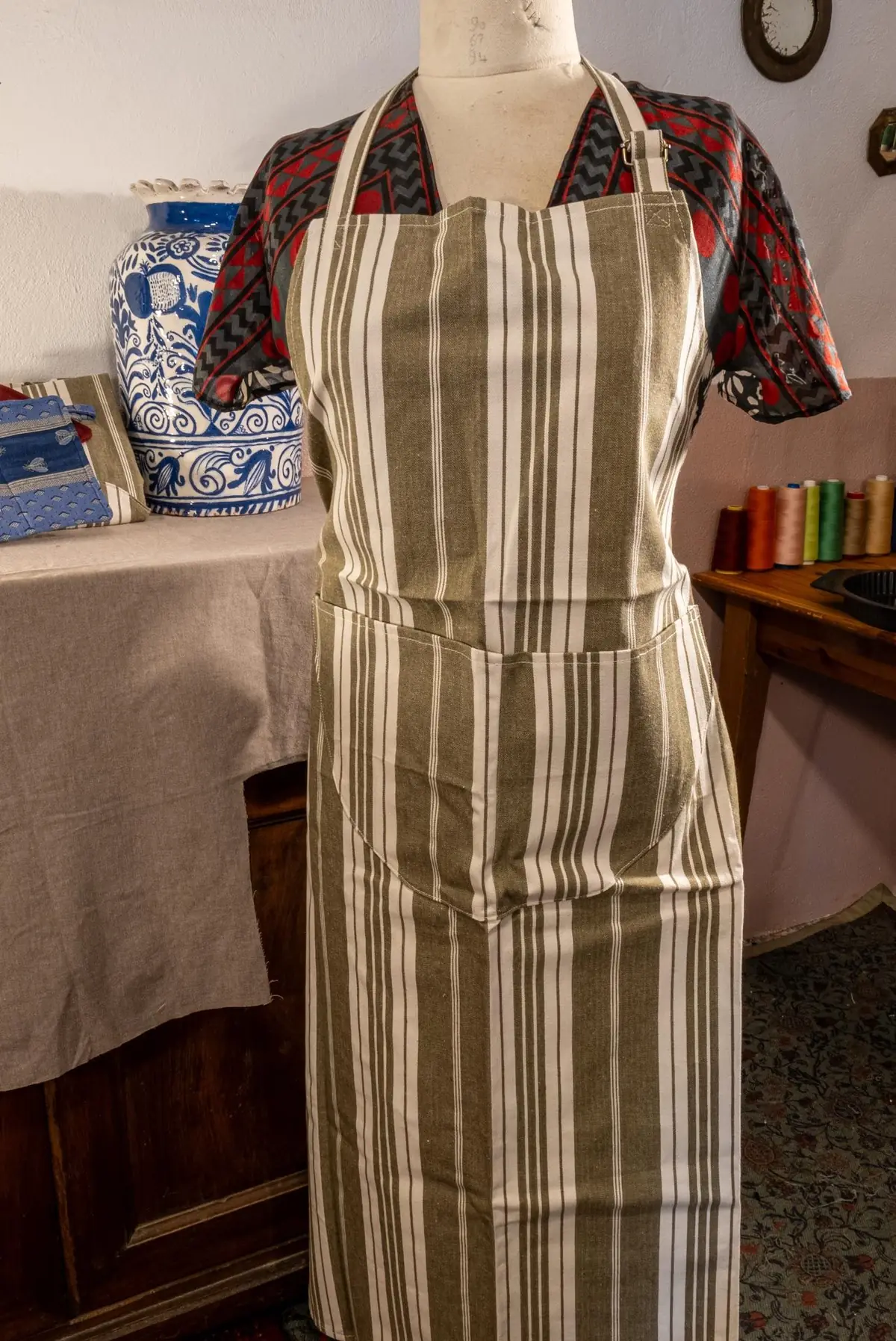 Tablier de cuisine en toile à matelas rayée kaki et écru, avec poche ventrale