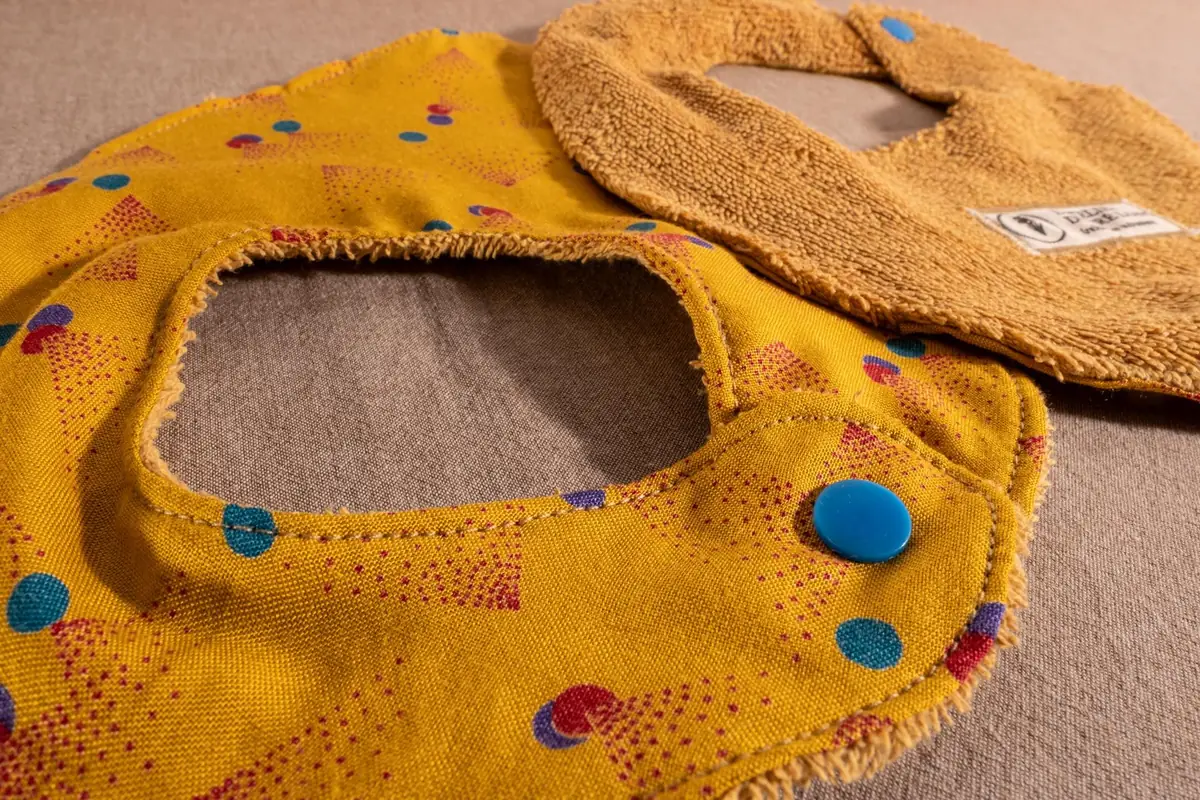 Bavoirs pour bébé en tissu jaune à motifs et en éponge