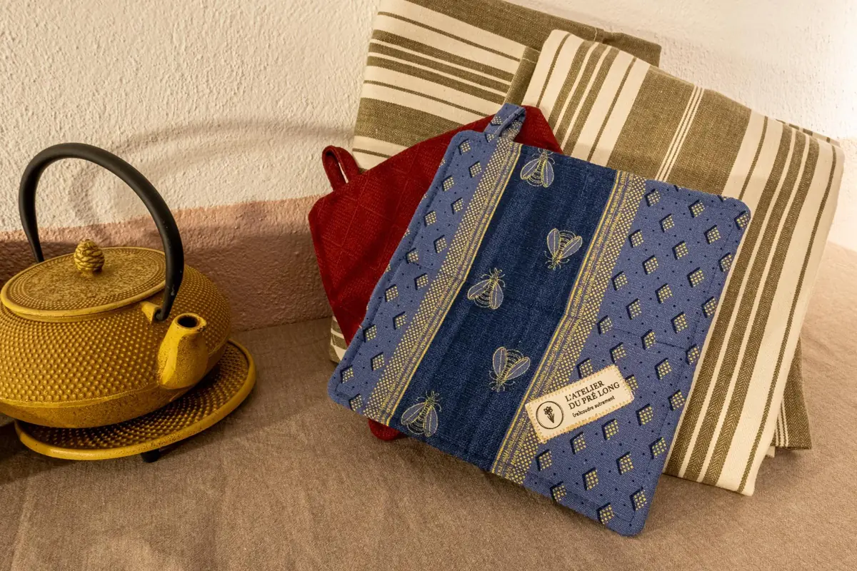 Ensemble de torchons et maniques à motif provençal