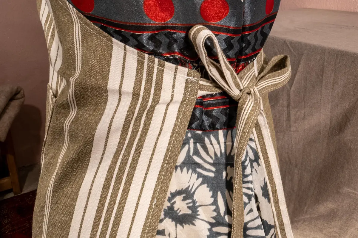 Détail du lien à nouer à la taille du tablier en toile à matelas