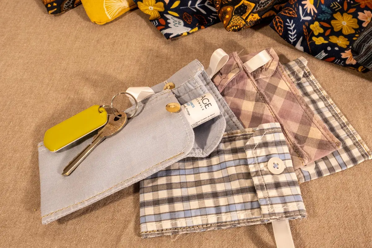 Pochettes et porte-clés en tissus recyclés